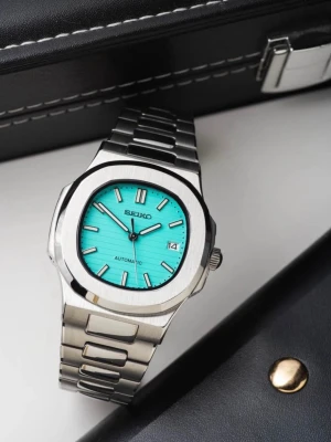 Seiko Nautilus Mod ‘Tiffany Blue Dial’ 40 - Movement: NH35 Seiko  Case Size: 40mm Water Resistance: 100m Crown: Screw-down Crystal: Sapphire Glass Lume: Super Lume Bracelet: Full link bracelet included