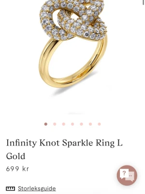 Edblad ring - Snygg guldfärgad ring med en stor infinity knot-design täckt av gnistrande stenar. Den är i nytt skick då den ändast är testet på!!!! Storlek xs/16❣️