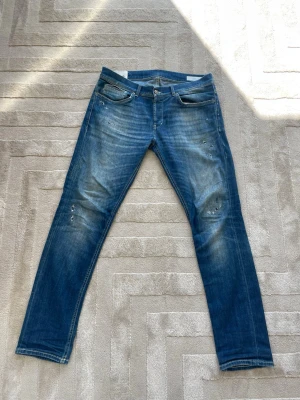 Dondup George Jeans  - Feta Dondup jeans: Modell George, med slitningar och tvättade detaljer. Sitter som 32/34