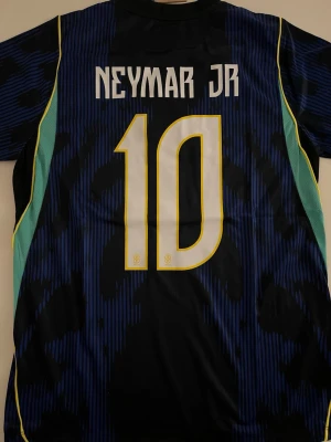 Neymar Jr Brasilien Vm 2026 - Fotbollströja i helt nytt och oanvänt skick med tag kvar. Detaljrik design och bekvämt material som passar både till match och vardag. Detta är en inofficiell version av modellen. Storlek L