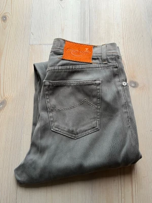 Jacob Cohën Chinos - Säljer nu dessa snygga Jacob Cohën chinos!  Den är i färgen grå⬜️  Storleken är 34, true-to-size. Passformen 688, och sitter som slim.  Skicket är 9/10, inte helt ny, men inga defekter!  Nypriset är 4999kr❌ Mitt pris är 599 kr✅  Om du har några frågor eller funderingar är det bara att fråga, och priset är inte hugget i sten!🤝🤗