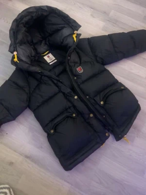 Vill byta färg !! - Jackan är inte till salu ! Vill byta mot en grön eller marinblå i samma storlek (xs) hör av er om ni har 