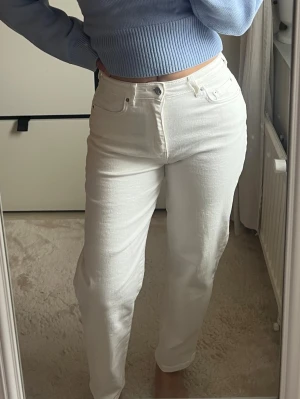 Vita jeans - Högmidjade jeans från Gina Tricot, väldigt bekväma.