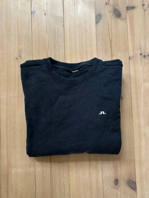 Mörkblå sweatshirt från J.Lindeberg - Säljer en mörkblå sweatshirt från J.Lindeberg i storlek M. Inga konstigheter, du får varmt höra av dig vid frågor! 