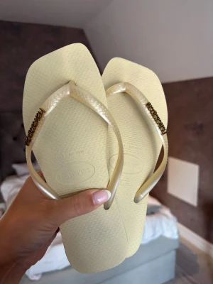 Ljusgula flipflops från Havaianas - Square toe och köpta i somras därav i fint skick! Något för små för mig som har 37-38 