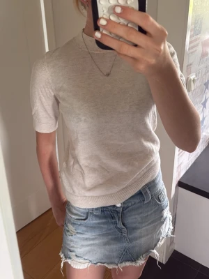 Ljusbeige kortärmad topp - Säljer en stickad beige kortärmad topp från Kappahl✨