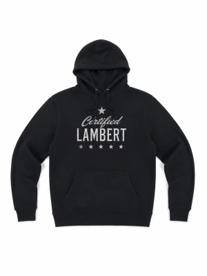 Svart hoodie Certified Lambert - Svart hoodie med tryck fram och bak. På framsidan står det 'Certified Lambert' med stjärnor under, och på baksidan 'Certified Platinum Miranda Lambert' med stjärnor. Klassisk känguruficka och dragsko i huvan. Perfekt för dig som gillar snygga statement-plagg.