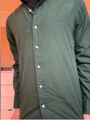 Ralph lauren skjorta | S - Ralph lauren skjorta | Storlek S | Mycket bra skick | Modellen är 175cm och väger 65kg | Hör av er vid frågor eller prisförslag!😀