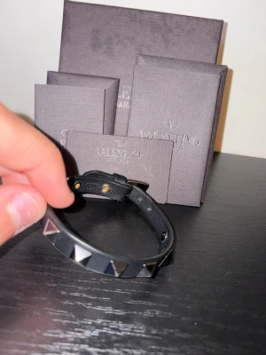 Valentino Bracelet - Valentino Bracelet| Storlek: Justerbar| Färg: svart| Og: Allt på bilderna skickas med!| Nypris: Ca 4000kr| Sell.ArchiveSS