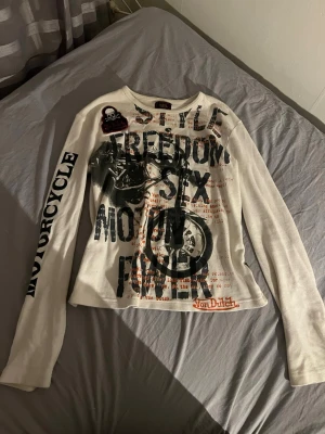 Custom Made  Y2k Von Dutch Graphic Long Sleeve - Cool långärmad tröja från Von Dutch. Stl M. Bra skick. Skönt och mjukt material:)