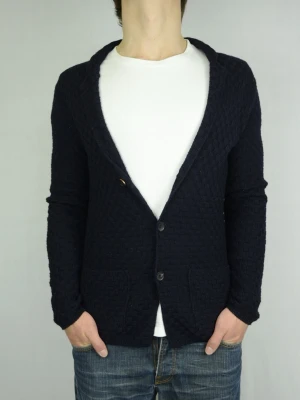 Altea Milano stickad blazer  - ALTEA MILANO STICKAD KAVAJ / CARDIGAN Storlek : S Passform : Passar M Användning : Tröjan är i ett väldigt fint skick utan defekter Nypris : Cirka 4000SEK Modellen på bilden : 182CM och väger 77KG