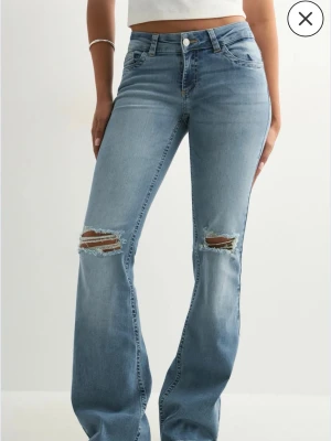 Ljusblå lowwaist bootcut jeans Nelly - Söljer dessa lågmidjade snygga jeansen från Nelly. Använda några få gånger så de är väldigt bra skick! Jag är 175 och de sitter superbra i längden, de är strl 38/M❤️Nypris är 699kr