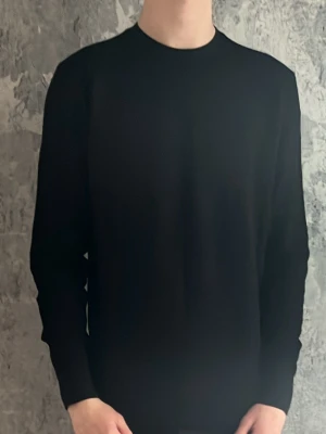 Massimo Dutti Finstickad Tröja - Mycket bra skick. Marinblå.🔵 Modellen är 178cm och väger 61kg.