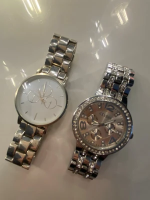 Två silvriga klockor  - Säljer två silvriga klockor 