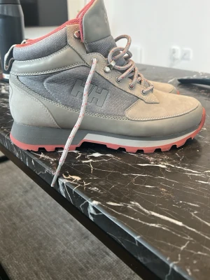 Helly Hansen  - Kängor ifrån helly hansen , aldrig använda utan bara legat i garderoben .Nytt skick och det är gråa med rosa detaljer , perfekt för vintern⭐️Pris kan diskuteras 💛