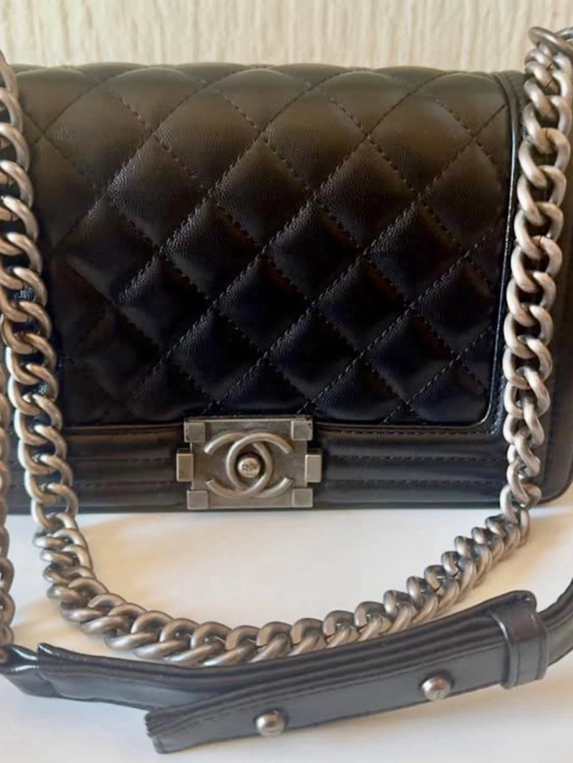 Svart fake Chanel Boy Bag i läder/ Quilted Medium Le Boy - 3