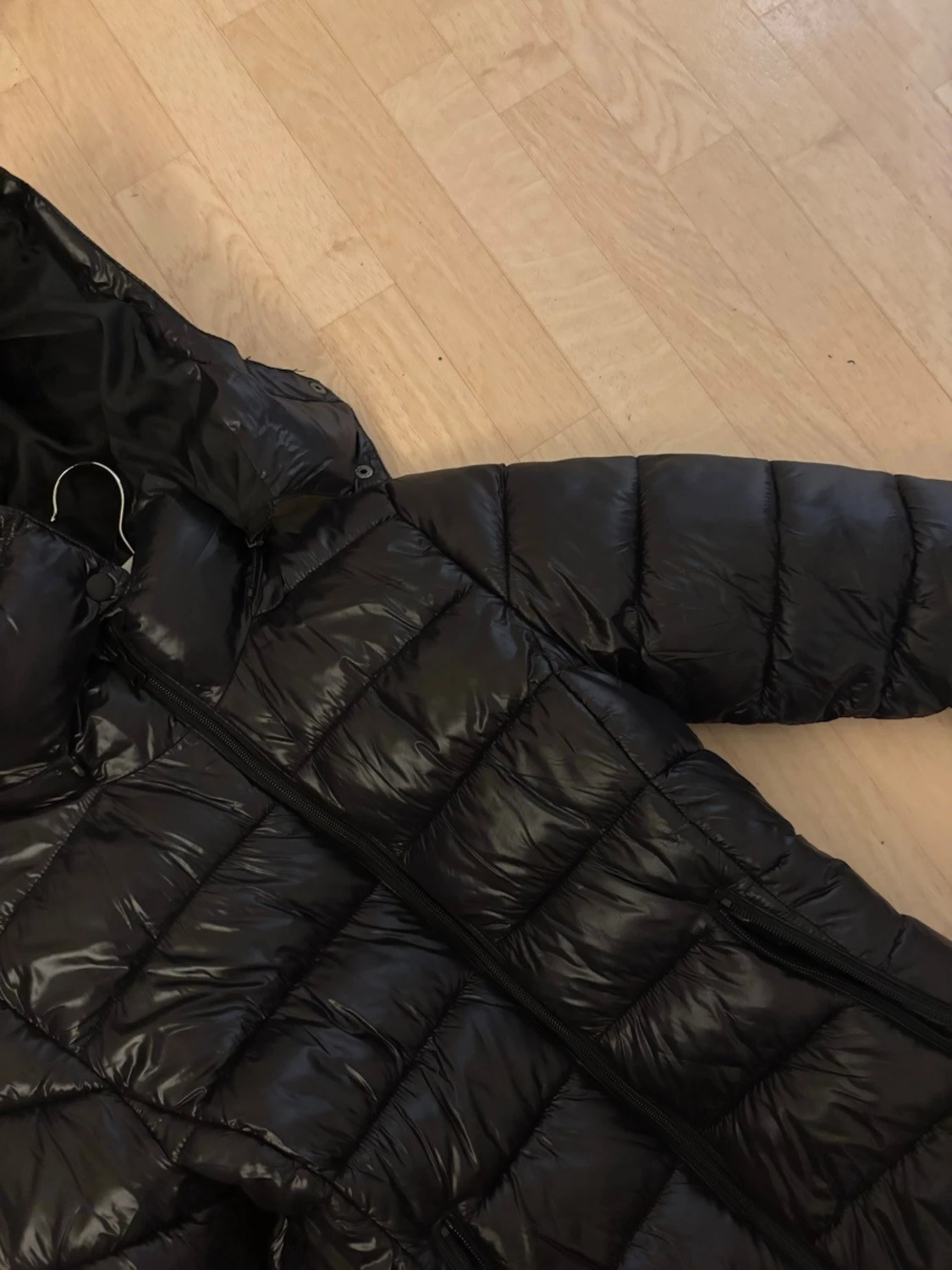 Svart pufferjacka med huva - 1