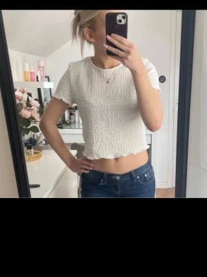 Vit croppad topp från H&M - Superfin topp från H&M, aldrig använd. Storlek L på lapp men liten i storlek så XS/S
