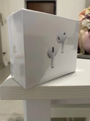 Apple AirPods Pro trådlösa hörlurar - Säljer ett par Apple AirPods Pro, trådlösa in-ear hörlurar i vit färg. De har en stilren och kompakt design med silikonproppar och laddningsetui. Perfekta för musik, samtal och träning. Levereras i originalförpackning.