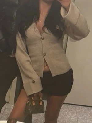 Gina tröja  - Trendig Gina tröja helt ny i princip andvänd 1 gång .