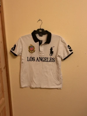 Polo Ralph Lauren Pike - En lite schysstare Polo Pike Strolek M passar även storlek L 🌟 Skick skulle ja säga 8/10 ända är att qr koden är sliten 🙌.                                             Skriv vid mera frågor/bilder 💬.                                     Fraktar inom 24 Timmar 🚚