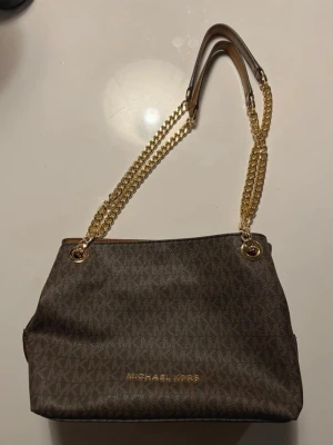 Väska Michael Kors - Handväska/axelremsväska från Michael Kors. Helt ny. Nypris 3200kr.   Längd: 27 cm Höjd: 18 cm Bredd: 8 cm