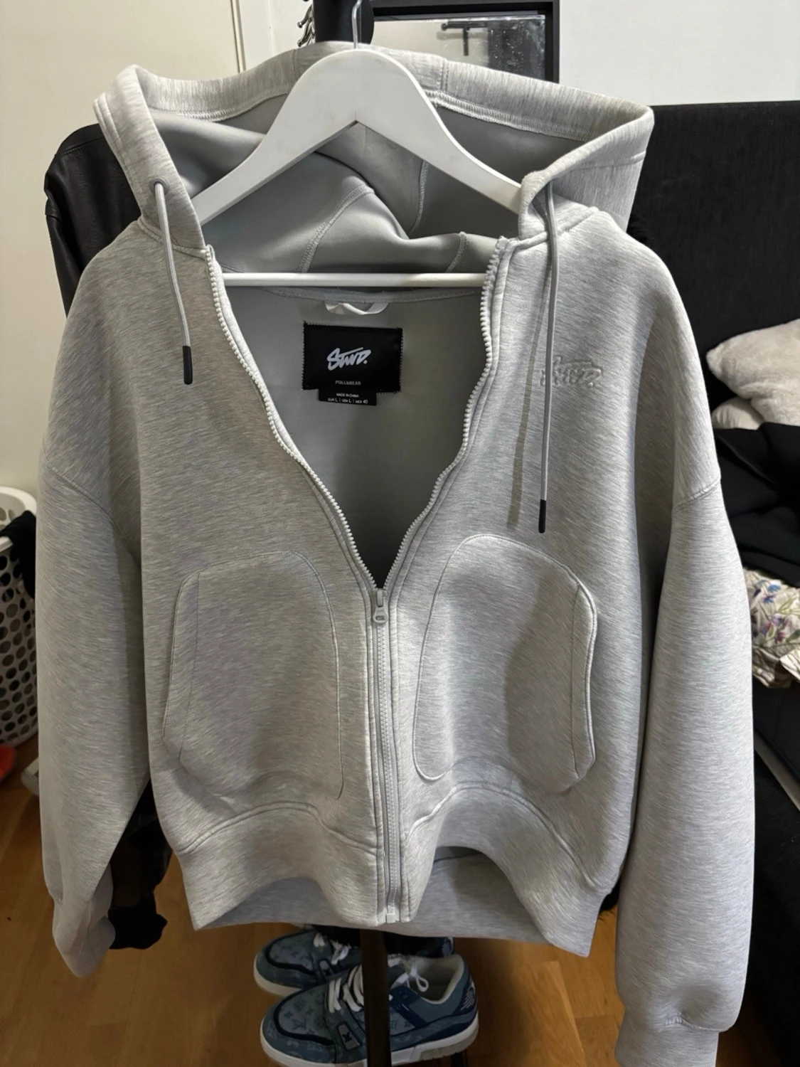 Ljusgrå hoodie från Pull&Bear - 2