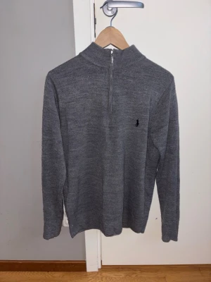 Cashmere Polo Ralph Lauren Quarter zip - En Grå Polo Ralph Lauren Quarter zip i 100% Cashmere. Storlek L. I bra skick, endast lite nopprig. Hör av er vid frågor eller om ni vill ha fler bilder! Skickar inom 24h ✅