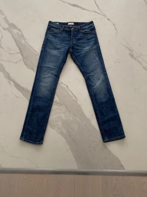 Jack & Jones jeans - Snygga Jack & Jones jeans med feta slitningar | dom har också otroligt snygg tvätt | skick: 9/10 | storlek: W30 L32 | modell: slim Glenn | pris kan diskuteras!
