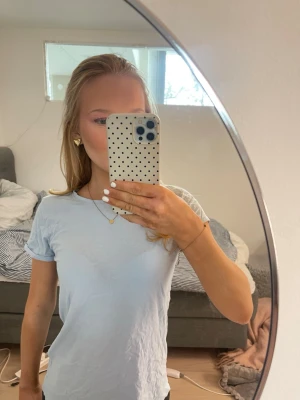 Ljusblå T-shirt - Skön ljusblå T-shirt som är använd fåtal gånger. Den är i superbra skick. Vet inte vart jag köpt den men märket är ”FSBN sister”. 