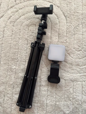 Tripod och en lampa  - Säljer en tripod stativ och en lampa 