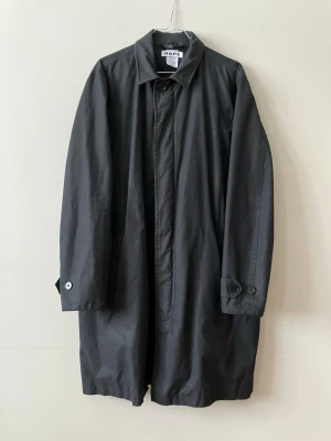 Svart rock från HOPE - Klassisk svart rock från HOPE med rak passform och enkel knäppning framtill. Den har ett foder man kan ta av eller ha i så man kan ha typ hela året! Perfekt för dig som gillar minimalistisk och tidlös design.