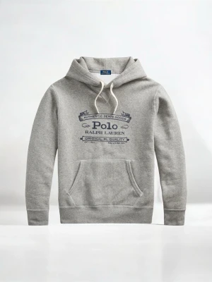 Polo Ralph Lauren Hoodie  - Snygg grå hoodie från Polo Ralph Lauren med tryck framtill och klassisk känguruficka. Mjuk bomullsblandning, justerbar huva med vita snören och ribbade muddar. Perfekt för en chill och avslappnad stil.