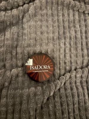 Isadora Bronzing Powder med spegel - Bronzer från isadora med spegel i locket. Användes 1 gång Spegel har till o med sin plast kvar. I färgen 43 terracotta bronze