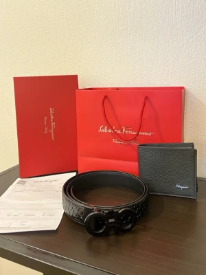 Svart skärp från Salvatore Ferragamo - Säljer ett elegant svart skärp från Salvatore Ferragamo med snyggt präglat mönster och ikoniskt dubbel-Gancini spänne. Skärpet är tillverkat i skinn och har en stilren design som passar perfekt till jeans eller kostym.