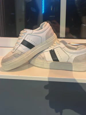 Arigatos Dam skor  - Stilrena axel arigatos 😍🔥 Brutalt ärligt är det morsans gamla dojor så vet ej så mycket om dom😔 Lite slitna för dom är använda men med ett tvätt blir dom  rätt snygga!🔥 Fraktar inom 1-2 dagar!🔥📦 Hör av er vid frågor eller funderingar!😊