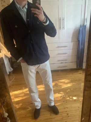 Vita jeans från Jacob Cohën - Snygga vita jeans från Jacob Cohën bard modell.      ”Längd: 103cm”    ”bred:41cm” ”benöppning: 18cm”