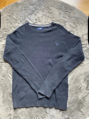 Stickad Tröja från Gant - Snygg tröja ifrån GANT🔥 Storlek Small📏 Lite små skavanker men inget märkbart😊💯 Fraktar vid 1-2 dagar💨📦 Hör av er vid funderingar!😊