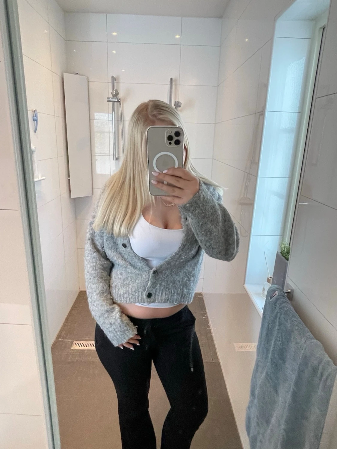 Grå cropped kofta med knappar