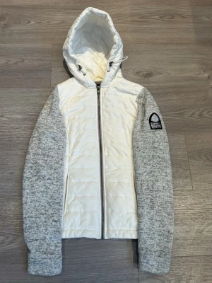 Mycket populär jacka! - • Skick: 10/10 • Storlek: S/Xs • Nypris/Butikspris: 3499💰Köp gärna i bundles för att underlätta i frakt och på detta vis blir jag mer flexibel i pris! Buda på.