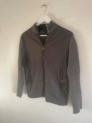 Massimo dutti cardigan  - Tjena säljer nu denna riktigt feta och sällsynta Massimo dutti cardiganen. Skicket är väldigt bra inga defekter skulle säga 9/10. Stoleken är M passar även S. Släng iväg ett dm för frågor! 🙌🍾