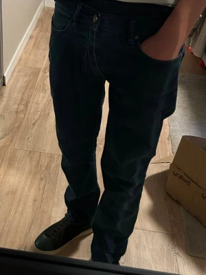 Mörkblå raka jeans från acne studios  - Snygga mörkblå jeans från acne studios. Jeansen har en stilren look och är tillverkade i ett mjukt denimtyg som passar perfekt till vardagsoutfits.