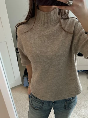 Beige stickad topp  - Säljer en beige stickad topp från Gina Tricot ❤️