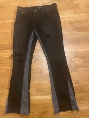 Svarta flare jeans - Ett par svarta flared jeans från bohooman som har knappt använts och är i bra skick