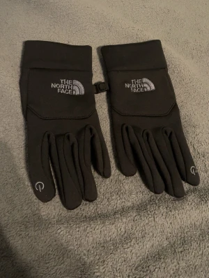The north face handskar  - Helt nya då dessa är för små på mig, storlek m men passar som S, helt oanvända 