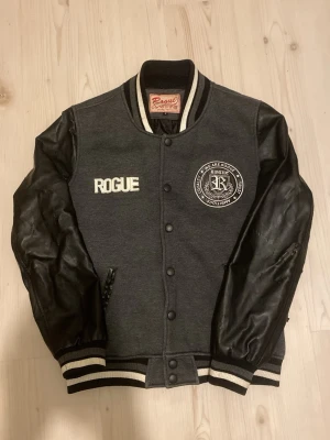 Vintage japanese jacka - En skit skön vintage japanese rogue jacka. Lite slitningar på armarna