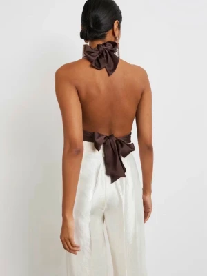 Brun satintopp från Gina Tricot - Fin brun satintopp med knyt i ryggen och nacken från Gina Tricot. Öppen i ryggen, så fin till våren och sommaren. 🌸 Använd fåtal tillfällen, i toppskick. Nypris 300 kr.