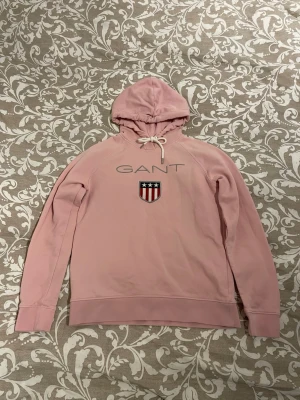 Rosa GANT hoodie - s  - Jättefin ljusrosa GANT hoodie i storlek S, passar XS. Köpte på Design Only. Använd fåtal ggr, är i super fint skick!! 💕 Skriv vid frågor, mått osv.