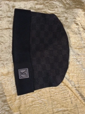 Säljer grå/svart lv mössor - Svart/grå lv mössor för priset jag la upp det på.