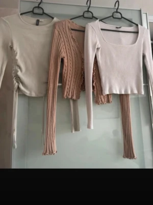 Tröjor  - 1st vit tröja i storlek xs (Ginatricot) 1st beige tröja i storlek xs (shein) 1st mintgrön tröja i storlek xxs (h&m) 1st svart storlek xs (shein) 1st svart storlek xs (h&m)  Vissa mer använda en andra, vissa mer slitna en andra 🌸 • TikTok: Ginise  